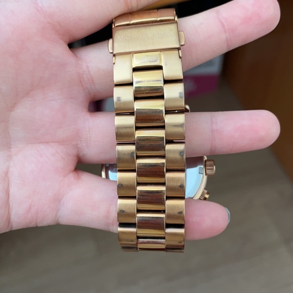 Michael Kors Rose Gold Watch - Picture 3 of 7